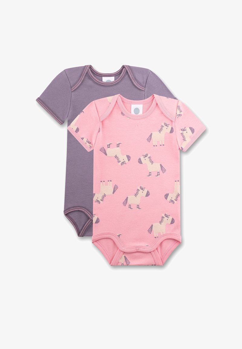 Twee baby rompertjes: een paarse en een roze met paardenpatronen. Beide hebben korte mouwen en drukknopen aan de onderkant. Gemaakt van zacht katoen.
