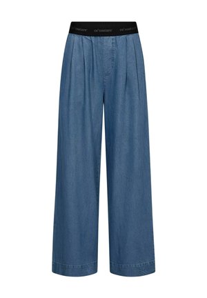 Laia säärega sinised teksapüksid, millel on must elastne vöökoht, millel on kiri "co' couture", esiplojid ning nähtamatud taskud.