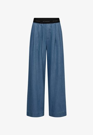 Pantaloni din denim albastru cu croială largă, talie elastică neagră cu textul "co' couture", pliuri frontale și fără buzunare vizibile.