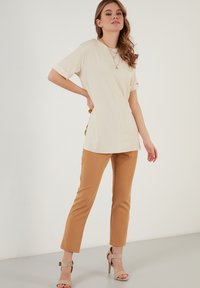 LELA Slim Fit - Palaidinė - stone colored