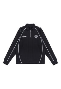 Crna polo majica dugih rukava s ovratnikom na zatvarač, bijelim paspulom uz šavove i tiskanim logotipima na prsima. Mekana tekstura materijala.