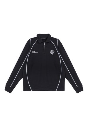 Polo shirt negru cu maneci lungi, cu guler cu fermoar, dungi albe pe cusături și logo-uri imprimate pe piept. Textură a materialului moale.