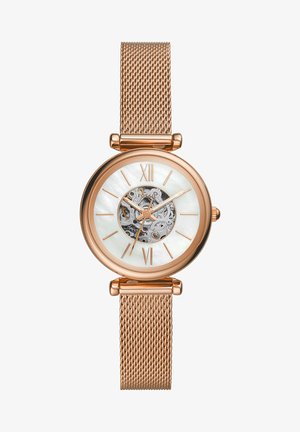 Montre avec bracelet en maille rose gold, boîtier rond, cadran en nacre blanche, centre transparent révélant les rouages, chiffres romains et accents argentés.