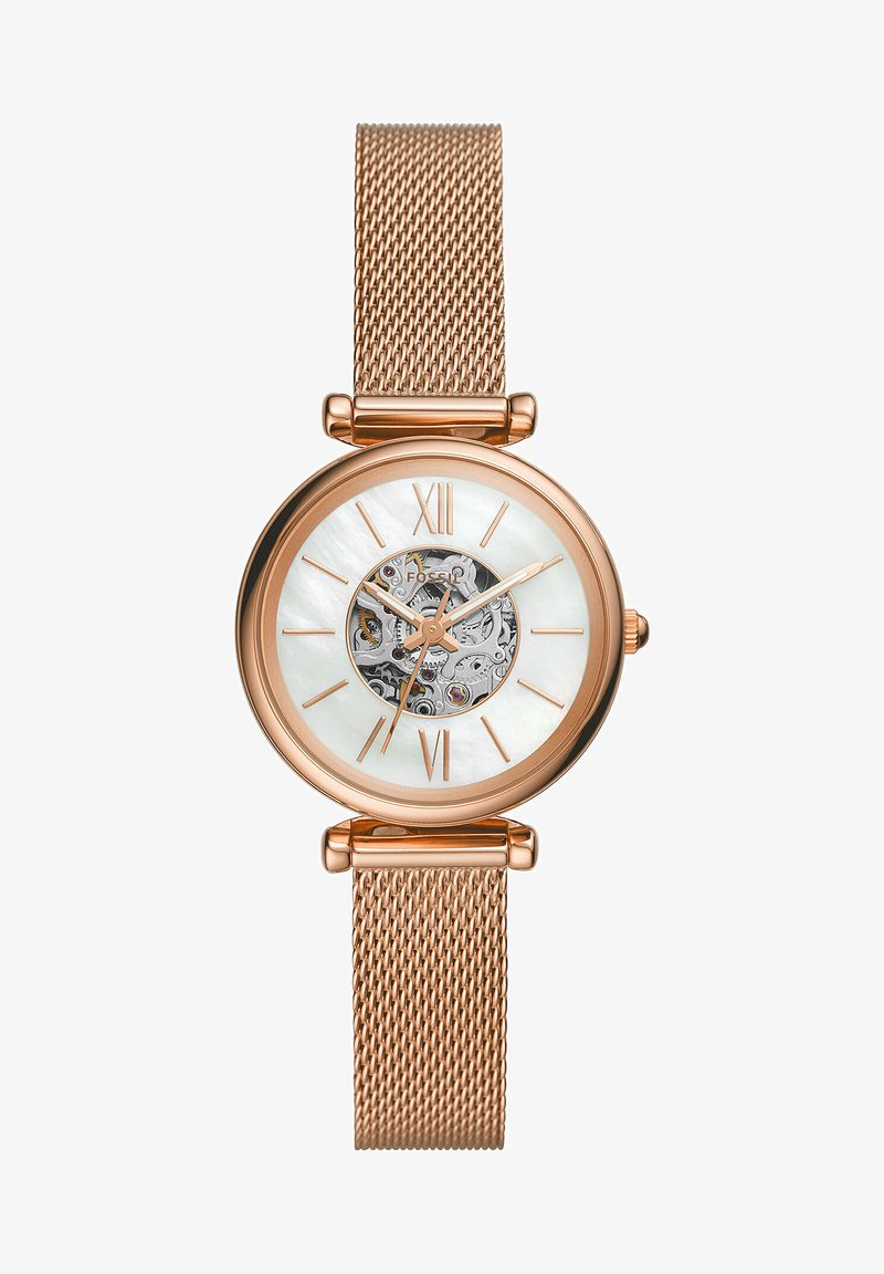 Montre avec bracelet en maille rose gold, boîtier rond, cadran en nacre blanche, centre transparent révélant les rouages, chiffres romains et accents argentés.