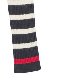 Calcetín de punto a rayas en navy, crema y rojo. Presenta rayas horizontales con textura de canalé y una franja roja sólida en la parte superior.