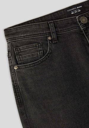 Jeans in denim nero con taglio dritto, caratterizzati da una tasca frontale con dettagli di cucitura e un bottone in metallo sulla vita. Etichetta della taglia visibile.