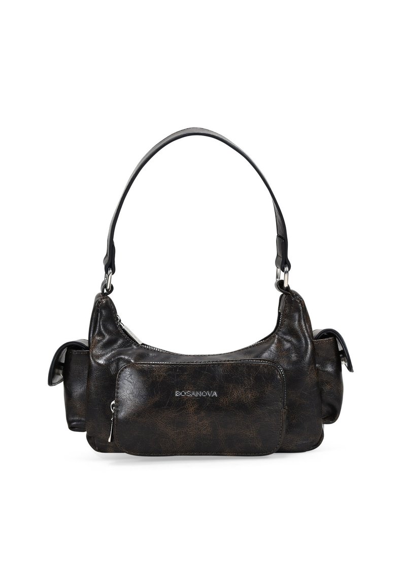 Bolso de mano de imitación cuero marrón con dos bolsillos con cremallera, un compartimento principal central y una correa de hombro curvada. Presenta un acabado texturizado.