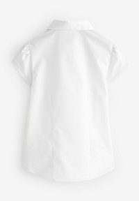 Weiße Bluse mit kurzen Ärmeln und klassischem Kragen, mit glatter Textur und sanften Puffdetails an den Ärmeln. Keine sichtbaren Verschlüsse.