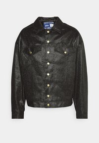 Svart denimjacka med metallisk lyster, som har en spetsig krage, guldknappar och två bröstfickor med lock.