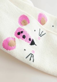 Weißer Strickstoff mit einem Design von einer Maus in Pink- und Schwarztönen, mit rosa Ohren, Nase und Schnurrhaaren.