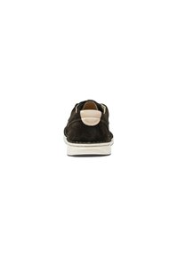 Zapato de ante marrón oscuro con suela blanca, con punta redondeada y un acento en el talón de color beige contrastante. Incluye detalles de costura y una placa con el logo.