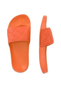 Oranje slide-schoenen met een geplooide bandontwerp, zachte textuur en platte zool. Gemaakt van lichtgewicht materiaal voor comfort.
