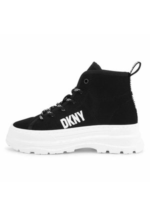 Zapatilla negra de caña alta con suela blanca gruesa, logotipo blanco "DKNY" en el lateral, cordones negros con detalles blancos y lengüeta en el talón.
