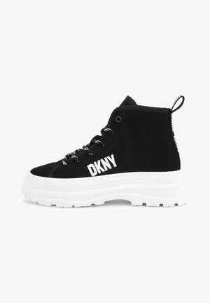 Czarny sneakers za kostkę z grubą białą podeszwą, białe logo „DKNY” po boku, czarne sznurówki z białymi akcentami oraz pętelka na pięcie.