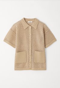 Beige strikket cardigan med korte ærmer, der har et diamantmønster, krave, knaplukning og to forlommer.