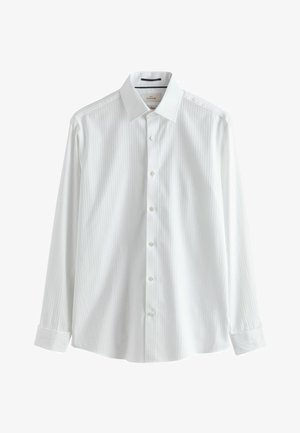 Weißes Langarm-Hemd mit dezenten vertikalen Streifen, durchgehend geknöpft, klassischem Kragen und Barrel-Manschetten vor weißem Hintergrund.