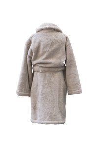 Accappatoio in pile beige con maniche lunghe, colletto a scialle e cintura legata in vita. Superficie morbida e testurizzata, lunghezza fino al ginocchio, senza chiusure visibili.