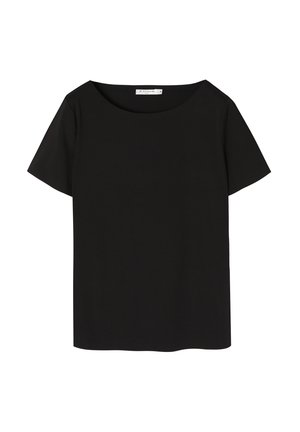 Camiseta negra de manga corta fabricada en tejido suave. Presenta un escote amplio y redondeado y un dobladillo recto, sin patrones o acentos visibles.