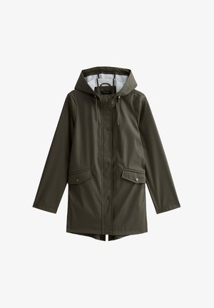 Veste imperméable vert olive avec une capuche, fermeture à boutons-pression à l'avant, et deux poches avant. Tissu lisse et léger avec cordons de serrage réglables.