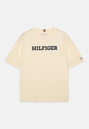 Kurzärmeliges T-Shirt in Cremefarbe mit dem "HILFIGER"-Logo in Marineblau über der Brust. Es verfügt über einen Rundhalsausschnitt und kontrastierende Ärmeldetails.