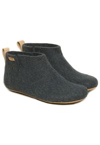 Graue Filz-Ankelstiefel mit glatter Textur, runder Zehenpartie und hellbraunen Leder-Griffschlaufen. Leichtgewichtig mit flexiblem, schlupfbarem Design.
