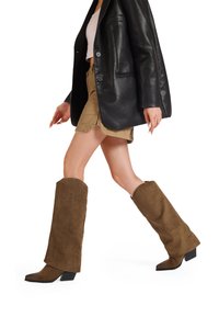 Stivali alti in suede marrone con punta quadrata e tacco a blocco, caratterizzati da una superficie liscia e da un design con gamba allungata.