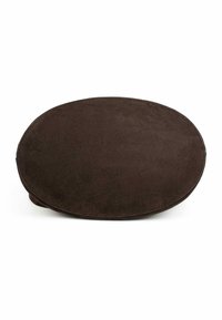 Pochette ovale in suede marrone con texture liscia, bordi cuciti e design sottile. Dotata di patta pieghevole per una chiusura sicura.