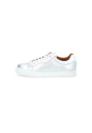 Sneaker basse in argento metallizzato con suola in gomma bianca, superficie texturizzata e dettagli in pelle marrone all'interno e sul tallone.