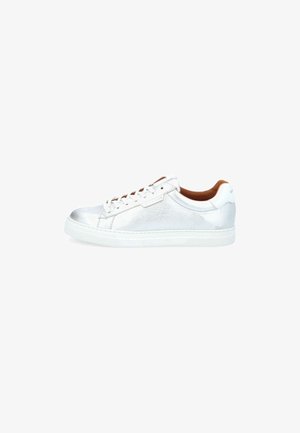 Zapatillas bajas metálicas plateadas con suela de goma blanca, superficie texturizada y detalles de cuero marrón en el interior y el talón.