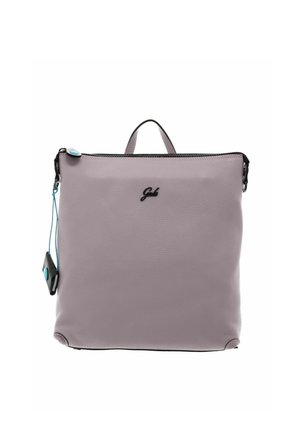 Borsa quadrata in pelle rosa soffice con cerniera nera, manico piccolo e dettaglio con bottone blu appeso sul lato sinistro.