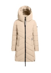 Beige színű puffermellény magas gallérral, cipzáras elülső résszel és oldalsó zsebekkel. V-alakú varrásokkal és fekete cipzárral rendelkezik. Sima textúra, könnyű súlyú.