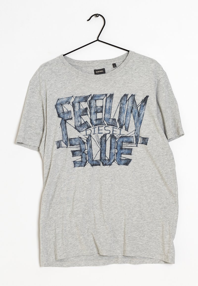T-shirt Diesel de couleur gris clair sur un cintre noir avec un texte bleu en style croquis indiquant "Feelin Blue" sur le devant.