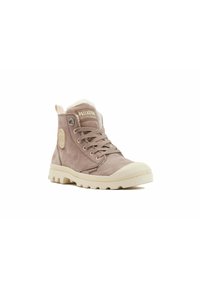 Stivaletti in suede beige con suole in gomma bianca, design con lacci, colletto imbottito e dettaglio del logo impresso sul lato.