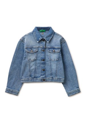 Giacca in denim azzurro chiaro con maniche lunghe, chiusura con bottoni, due tasche sul petto con patta e colletto appuntito, distesa su sfondo bianco.