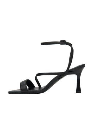 Czarne skórzane sandały na wysokim obcasie z cienkim paskiem wokół kostki, odkrytymi palcami i dwoma paskami z przodu. Smukły design z ostrym obcasem.