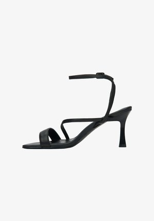 Czarne skórzane sandały na wysokim obcasie z cienkim paskiem wokół kostki, odkrytymi palcami i dwoma paskami z przodu. Smukły design z ostrym obcasem.