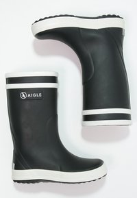 Bottes de pluie en caoutchouc noir avec des rayures blanches en haut et sur la semelle. Présentent le logo Aigle et une texture lisse, avec un design incurvé pour un ajustement confortable.