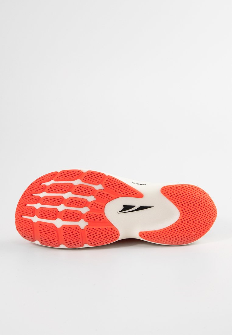 Suela de zapatilla de correr con una base blanca texturizada y huellas naranjas vibrantes, con un acento de logo negro, diseñada para ofrecer agarre y durabilidad.