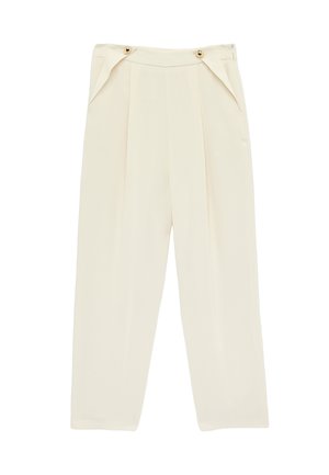Pantalon crème taille haute avec plis, jambes légèrement fuselées et détails décoratifs de boutons dorés à la ceinture.