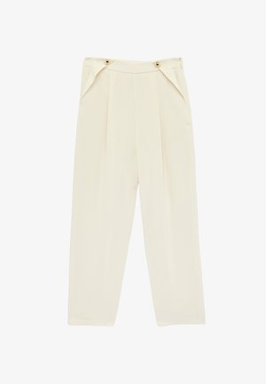 Roomkleurige broek met hoge taille, plooien, licht taps toelopende pijpen en decoratieve gouden knoopdetails aan de tailleband.
