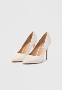 Μπεζ σατέν γόβες με λεπτή στιλέτο και μυτερή μύτη. Διαθέτουν λεία υφή και μινιμαλιστικό σχεδιασμό.