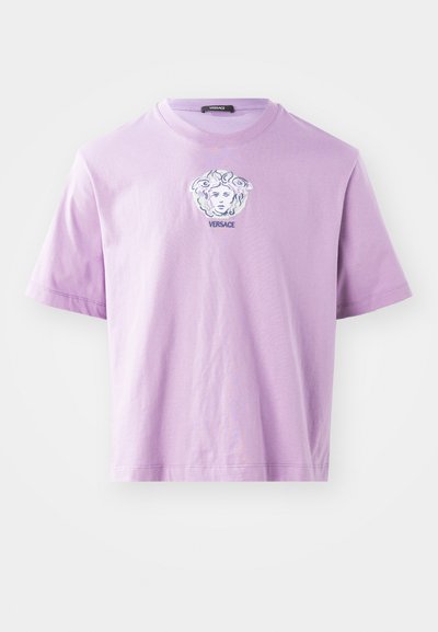 Lavendli puuvillane t-särk lühikeste varrukatega, millel on tikitud Medusa logo ja "VERSACE" tekst allpool. Asetus on mugav ja tekstuur pehme.