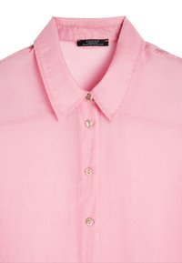 Jasnoróżowa koszula z usztywnionym kołnierzykiem, z sześcioma okrągłymi guzikami z kwiatowymi akcentami. Gładki materiał z delikatnym połyskiem.