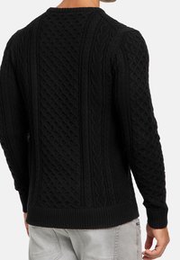 Zwart gebreid sweatshirt met gestructureerde kabelpatronen en geribde manchetten en zoom, ontworpen met een ronde hals en een slim fit.