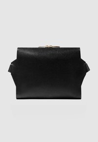 Pochette in pelle nera con design strutturato, accenti laterali angolari e chiusura color oro. Texture liscia, stile minimalista.