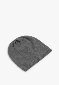 Gorro de punto gris con textura suave, con una parte superior redondeada y un borde acanalado, adornado con un pequeño detalle de logo.