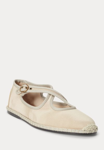 Μπεζ σατέν πλατφόρμα με στρογγυλερή μύτη, λουράκι στον αστράγαλο με χρυσή αγκράφα και ραμμένη σόλα τύπου εσπαντρίγια.