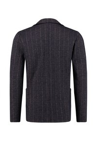 Granatowa marynarka o fakturze z prążkami, z wyciętym kołnierzem i dwiema bocznymi kieszeniami. Materiał wydaje się tkany z subtelnym wzorem.