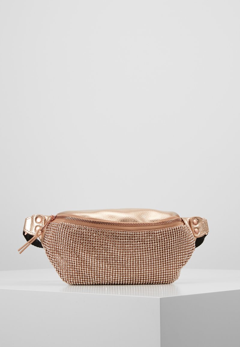 Borsa a mano in metallo rosa dorato con superficie texturizzata, decorata con piccoli chiodini riflettenti, dotata di chiusura con zip e due manici laterali.