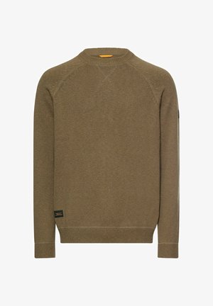 Gestrickter Pullover in Dunkelolivgrün mit Rundhalsausschnitt, gerippten Bündchen und Saum sowie einem kleinen Logoetikett an der unteren linken Seite.